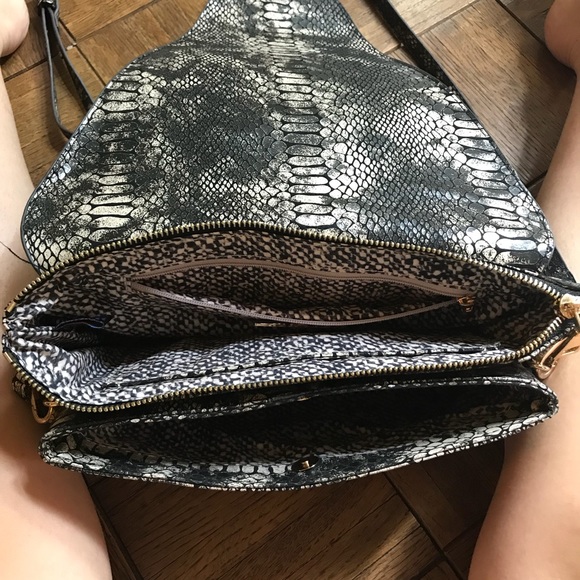 Urban Expressions python metallic shoulder bag - Picture 3 of 5